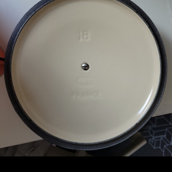 NIB Le Creuset 2QT round dutch oven in Provence / Blue Bell Purple - Picture 3 of 8